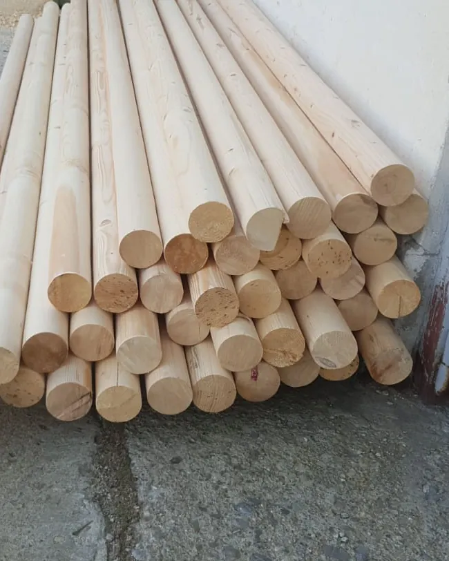Rondins préparés pour le montage, empilés